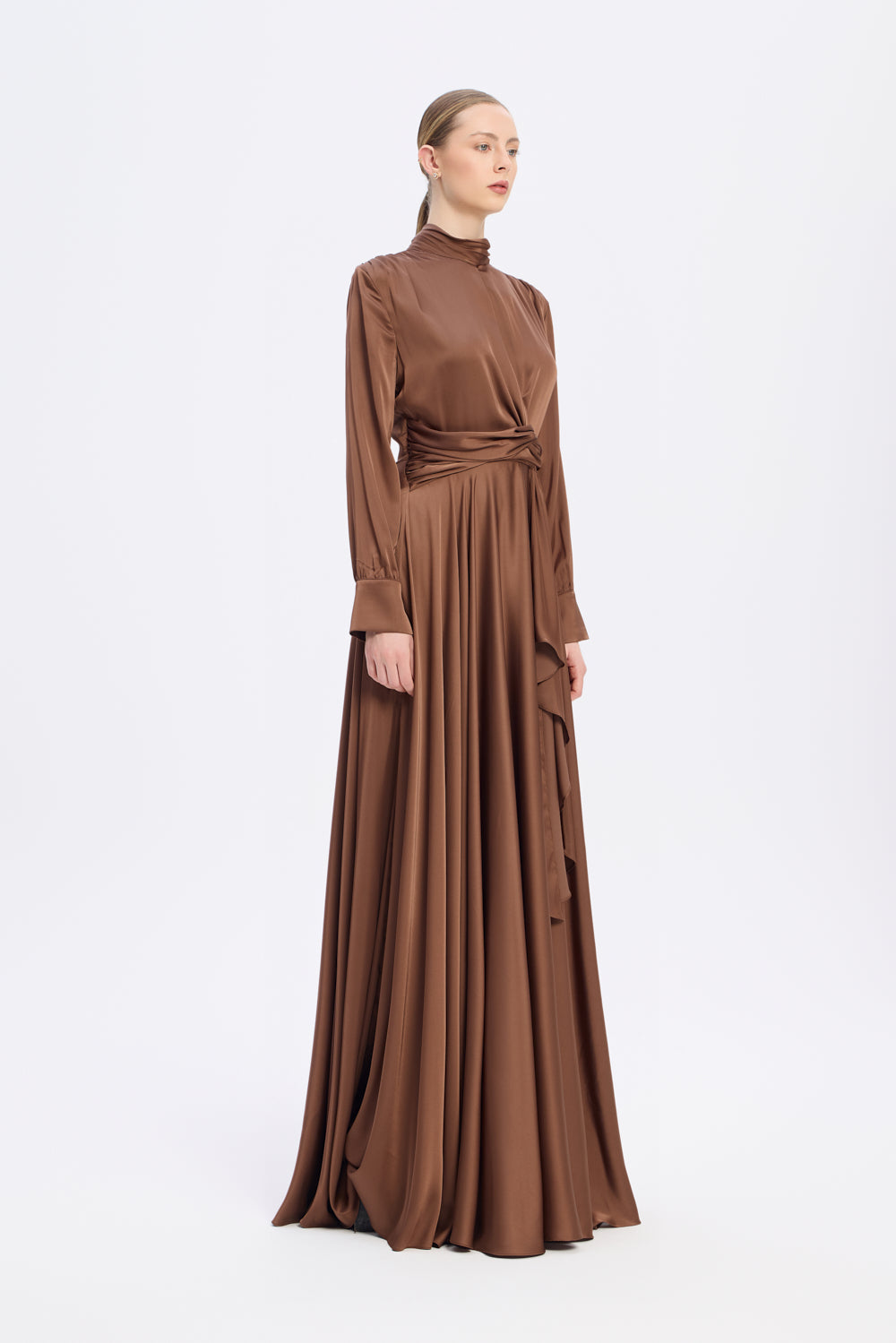 Drape Detaylı Dik Yaka Saten Uzun Abiye Elbise - 9072C - KAHVE