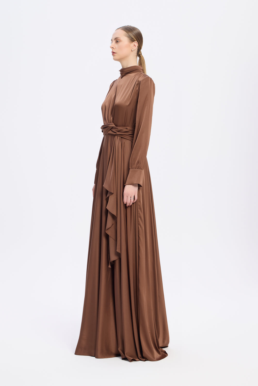 Drape Detaylı Dik Yaka Saten Uzun Abiye Elbise - 9072C - KAHVE