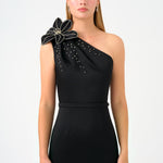 فستان سهرة طويل من الساتان بكتف واحد ومزين بزخارف زهور - 9125C