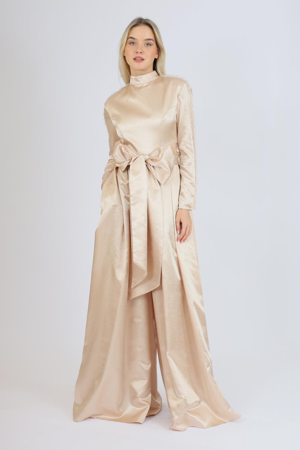 فستان قصير محتشم بياقة عالية من الساتان - 8004C