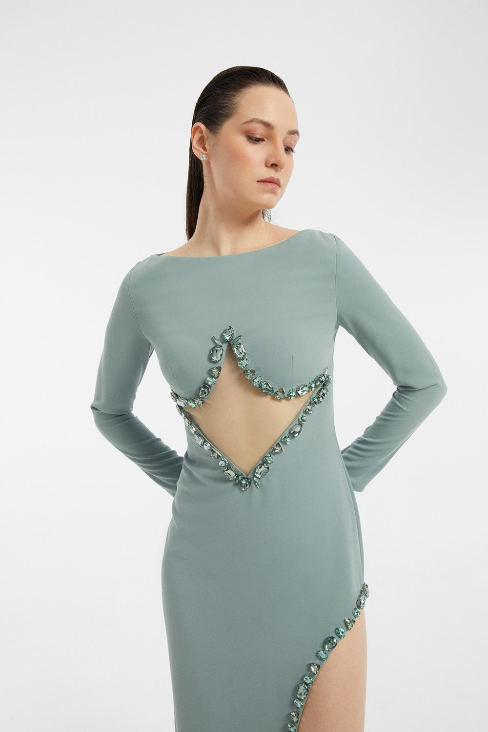 Göğüs İşleme Detaylı Uzun Kollu Yırtmaçlı Uzun Abiye Elbise