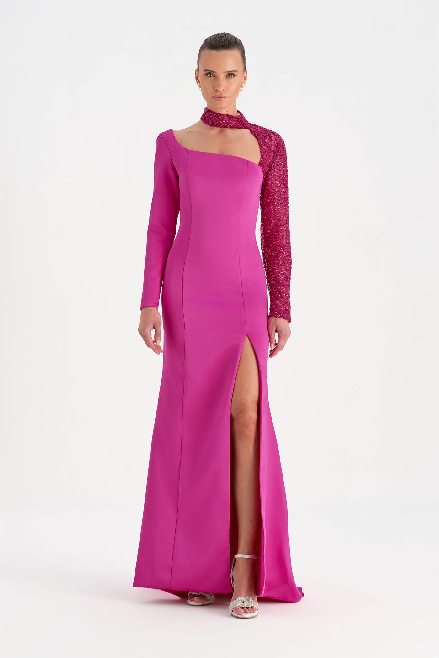 Yırtmaçlı Asimetrik Yaka Kolu Boncuk Detaylı Abiye Elbise - 26044C - FUŞYA