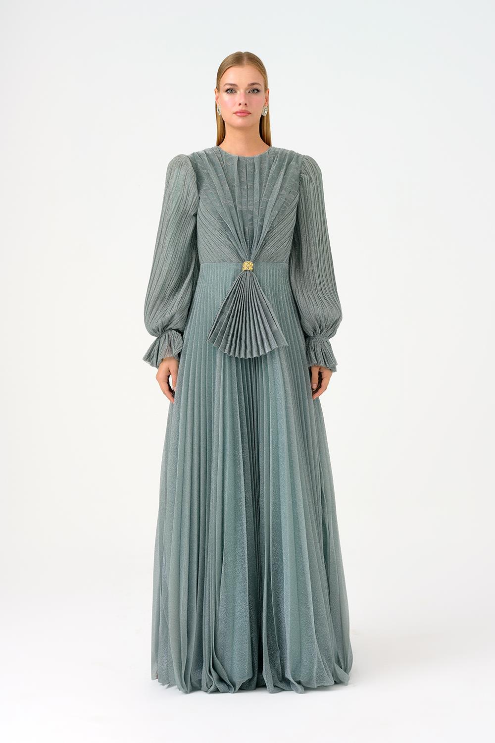 Broş Detaylı Pliseli Simli Kumaş Uzun Abiye Elbise - 9090C - GÜMÜŞ