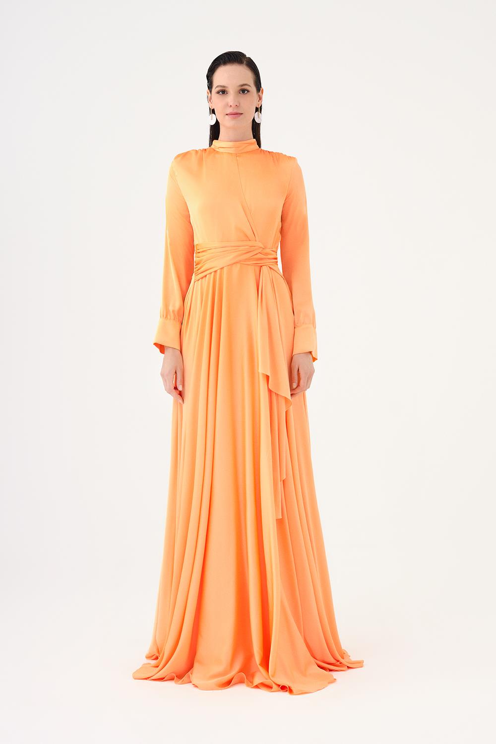 Drape Detaylı Dik Yaka Saten Uzun Abiye Elbise - Turuncu