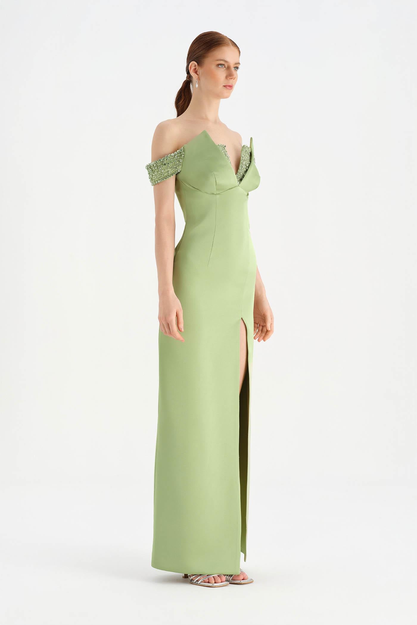 Düşük Omuzlu Yırtmaçlı Taş İşlemeli Abiye Elbise - 26063C