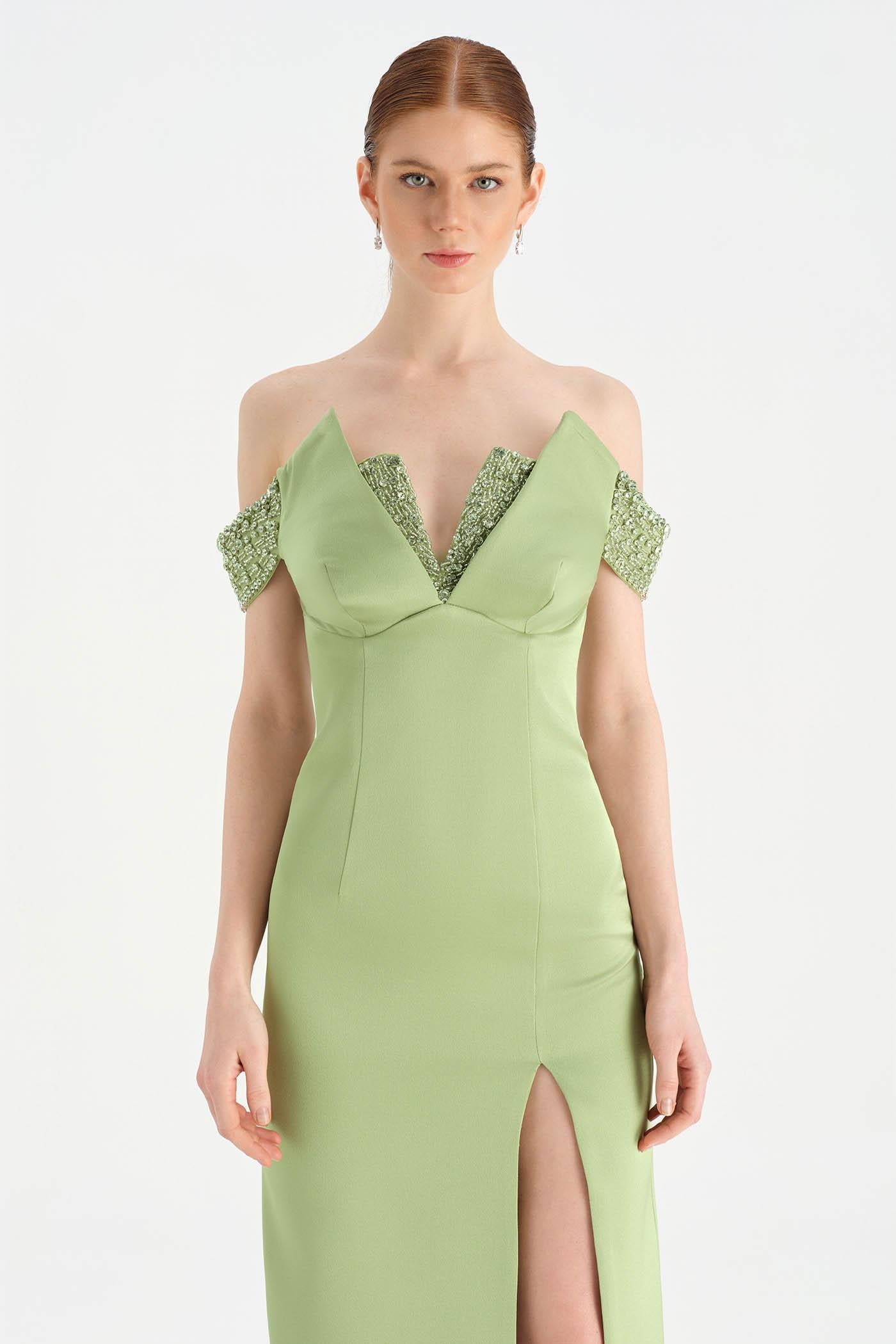 Düşük Omuzlu Yırtmaçlı Taş İşlemeli Abiye Elbise - 26063C