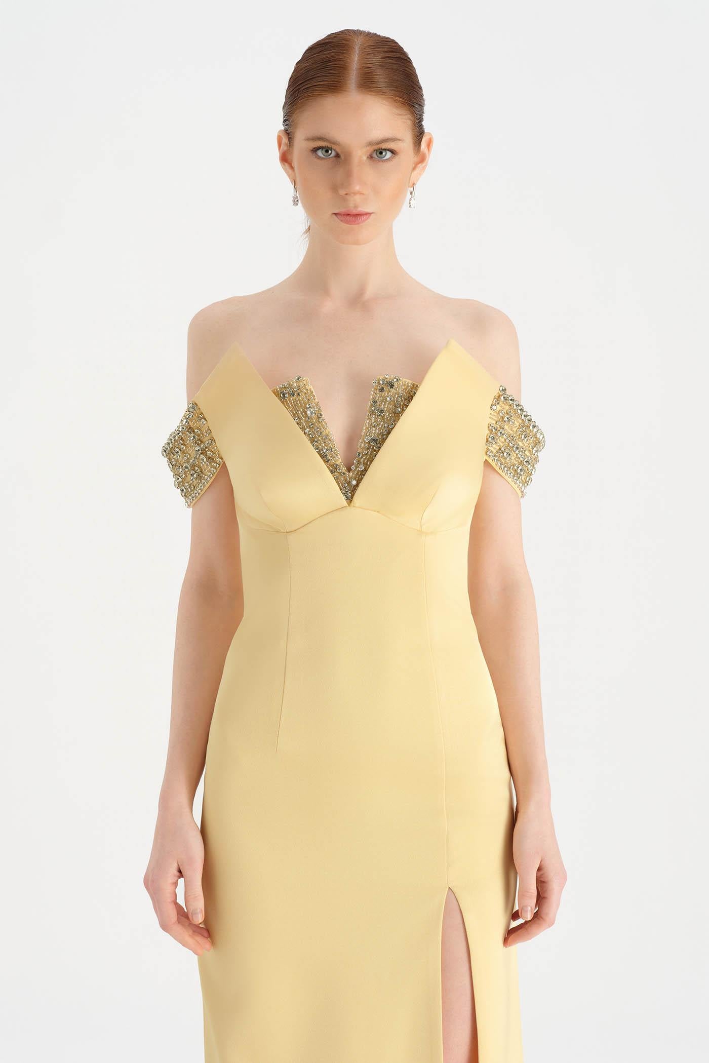 Düşük Omuzlu Yırtmaçlı Taş İşlemeli Abiye Elbise - 26063C