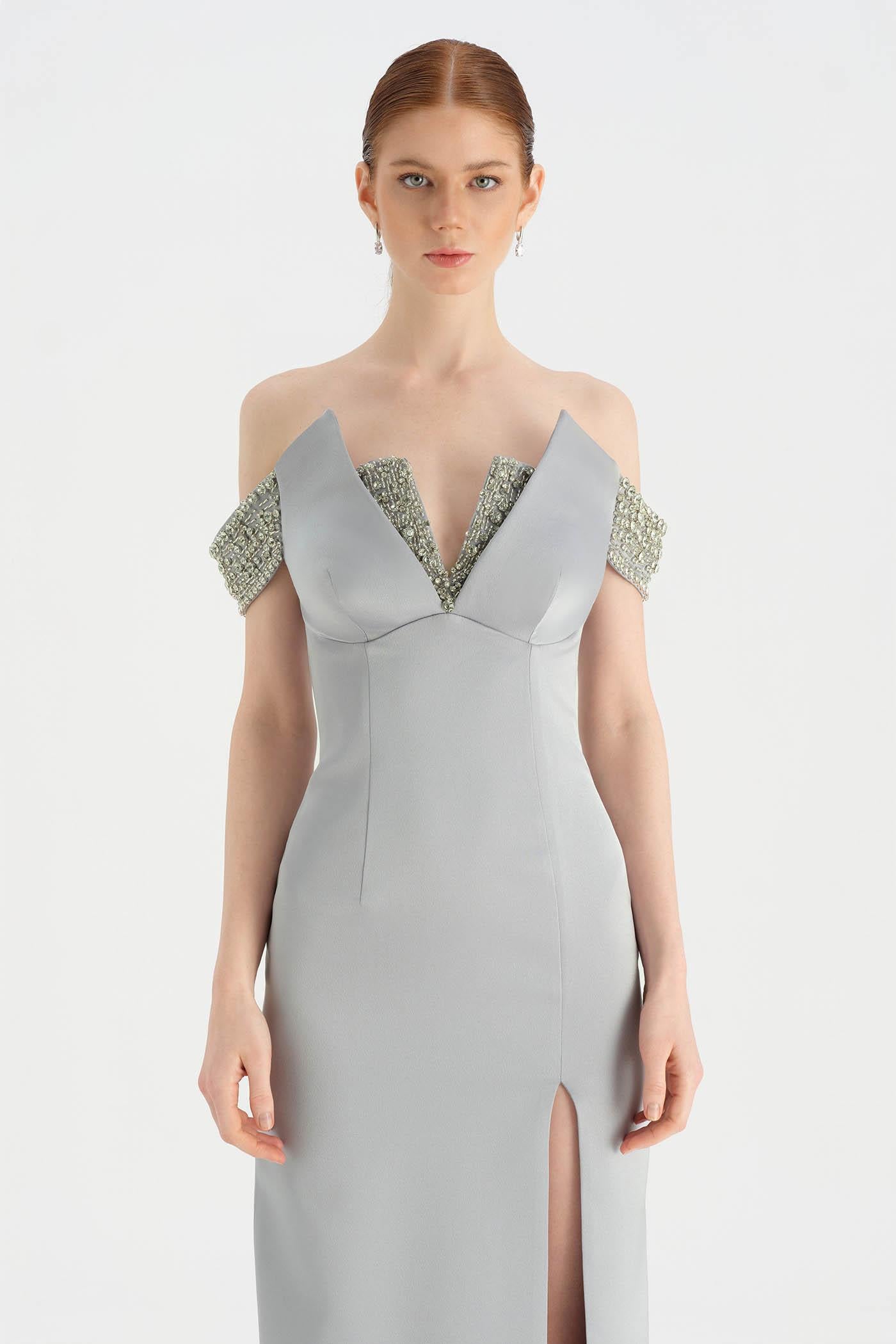 Düşük Omuzlu Yırtmaçlı Taş İşlemeli Abiye Elbise - 26063C