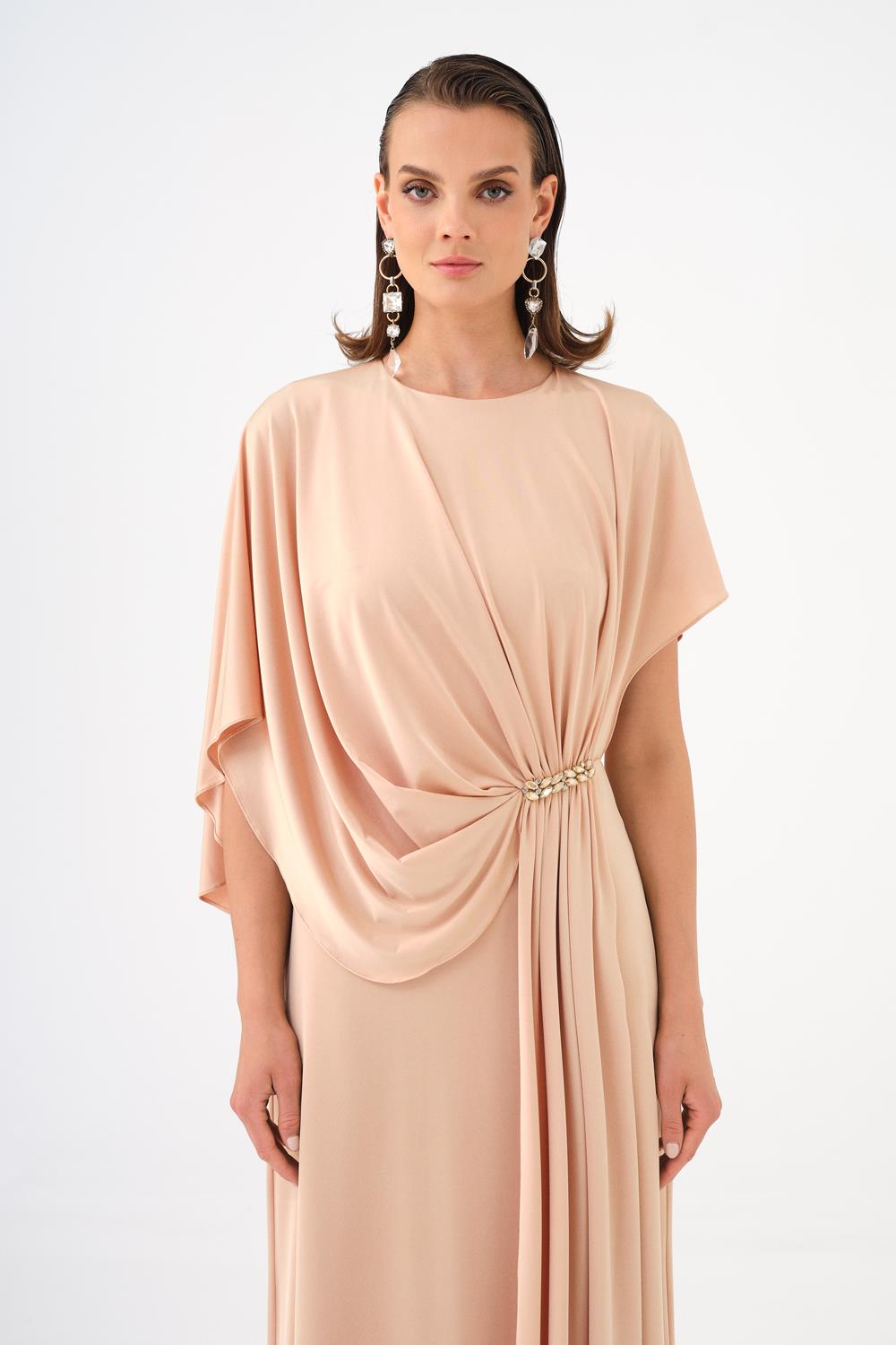 Taş İşleme Detaylı Yarım Kol Drapeli Uzun Abiye Elbise GOLD