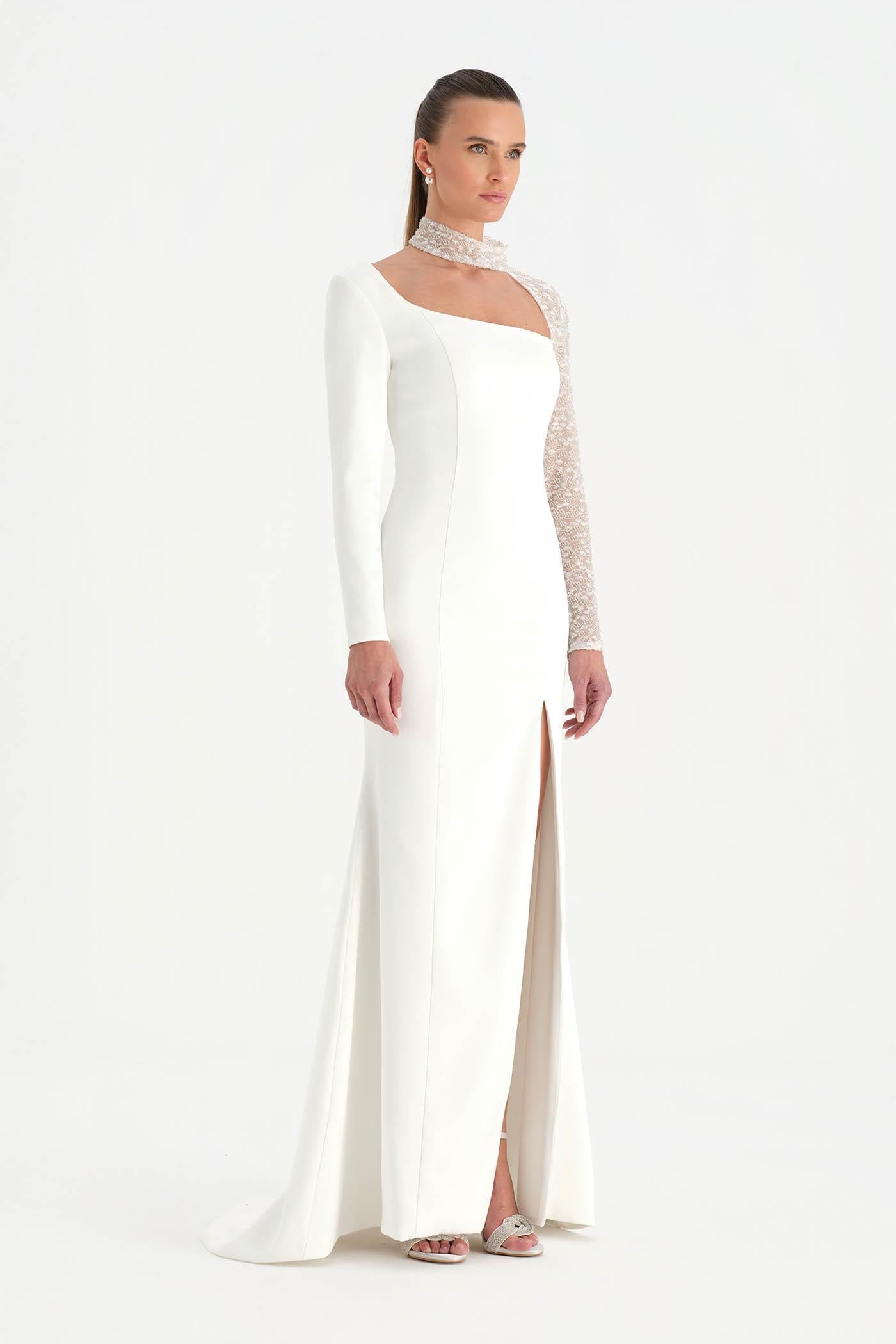 Yırtmaçlı Asimetrik Yaka Kolu Boncuk Detaylı Abiye Elbise - 26044C - BEYAZ