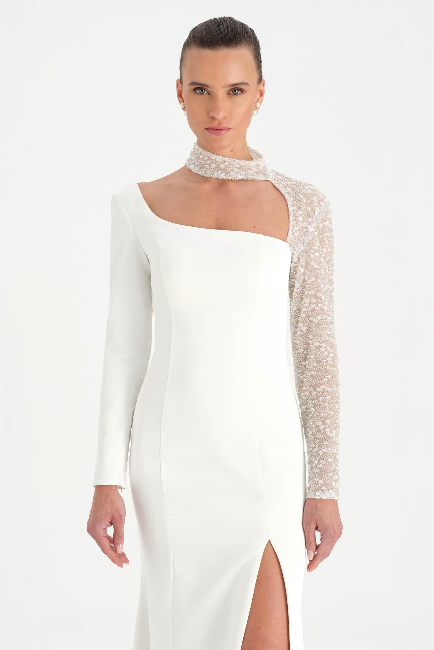 Yırtmaçlı Asimetrik Yaka Kolu Boncuk Detaylı Abiye Elbise - 26044C - BEYAZ