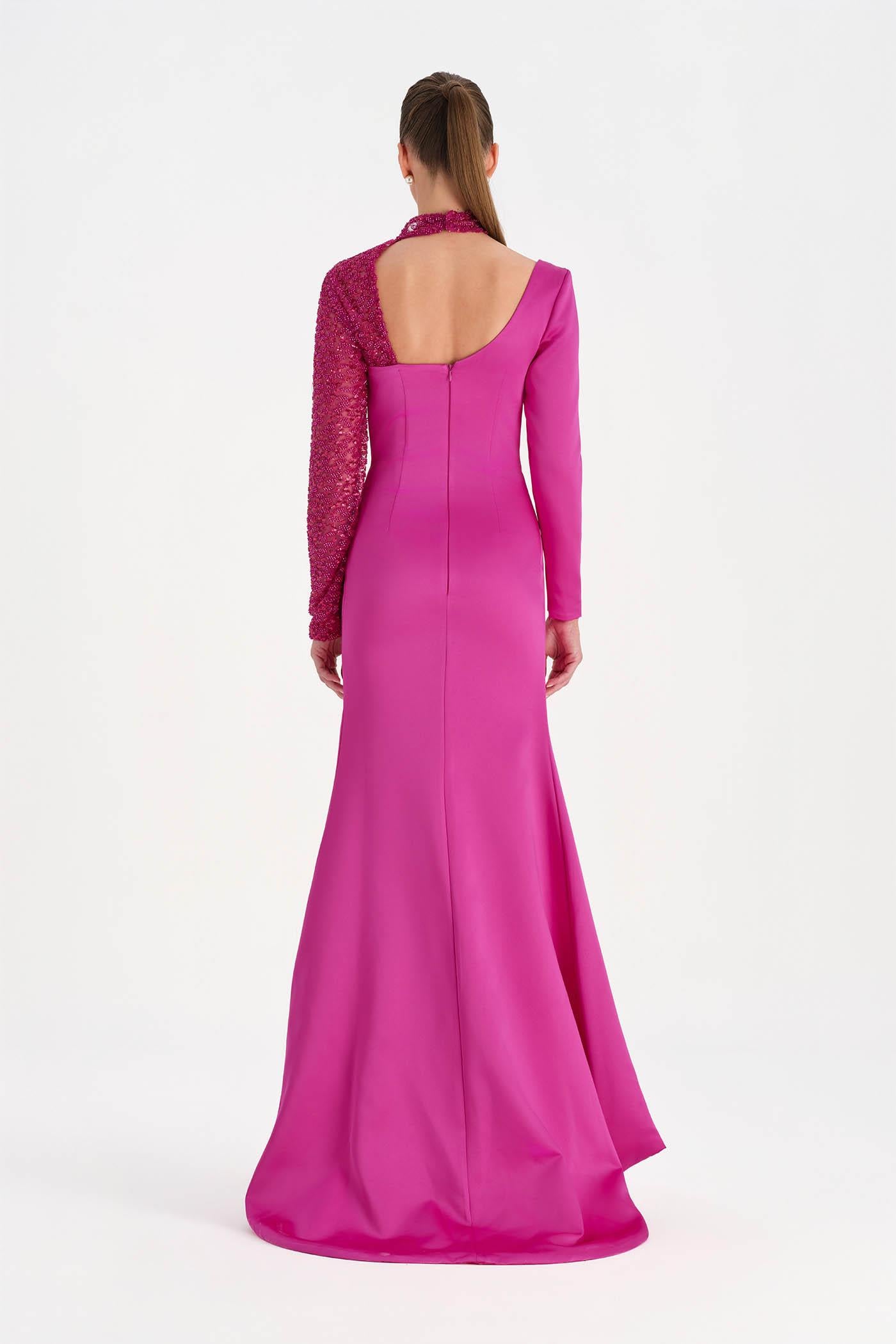 Yırtmaçlı Asimetrik Yaka Kolu Boncuk Detaylı Abiye Elbise - 26044C - FUŞYA