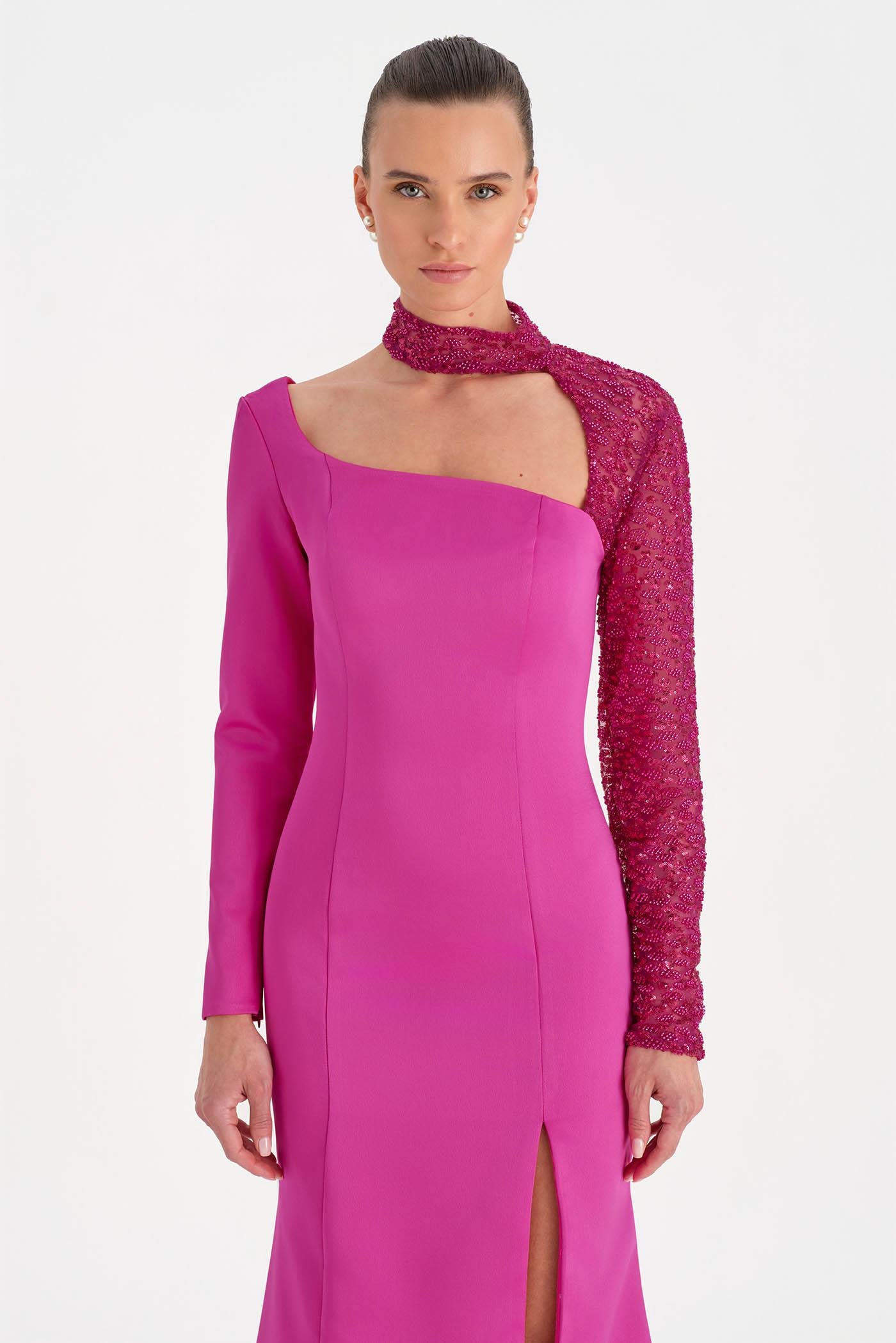 Yırtmaçlı Asimetrik Yaka Kolu Boncuk Detaylı Abiye Elbise - 26044C - FUŞYA