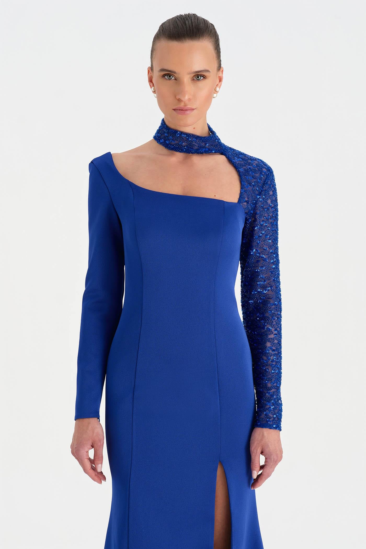 Yırtmaçlı Asimetrik Yaka Kolu Boncuk Detaylı Abiye Elbise - 26044C - SAKS