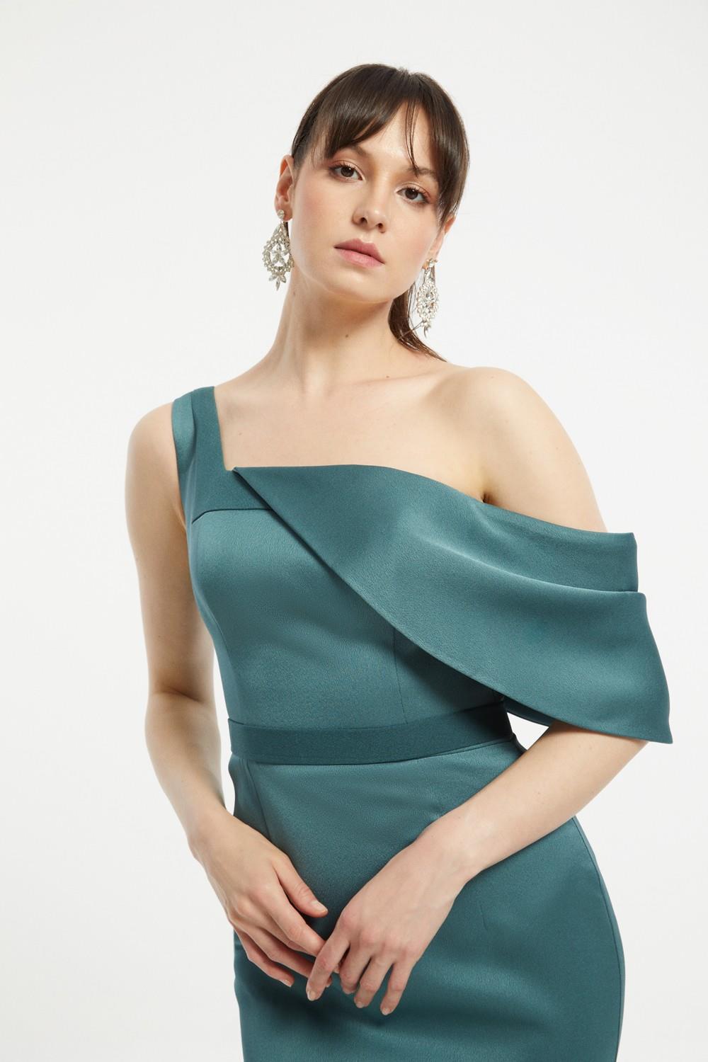 Asimetrik Yakalı Düşük Omuzlu Krep Uzun Abiye Elbise