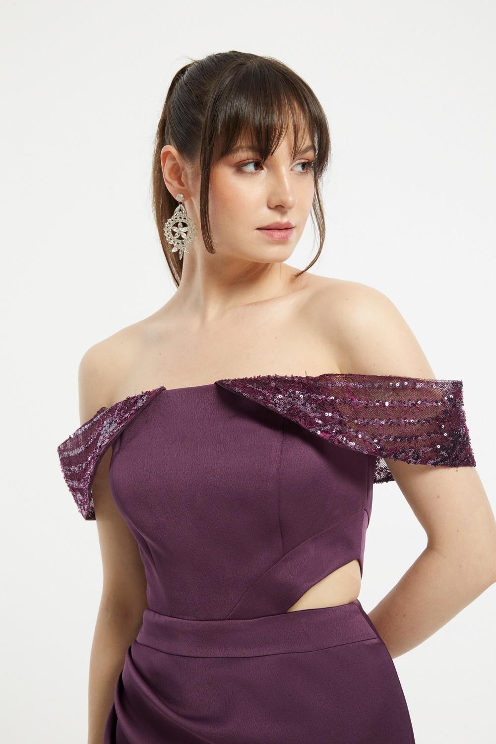 Düşük Omuzlu Yırtmaçlı Dar Kesim Abiye Elbise